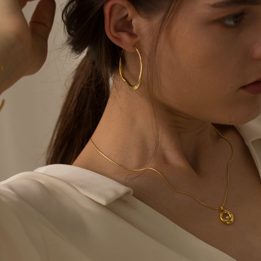 Collar Cadena Hueso de Serpiente Oro con Dije Redondo Irregular para Mujer - Image 2