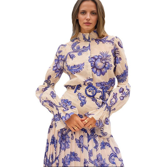 Conjunto Ejecutivo Mujer: Blusa Cuello Alto Estampada con Falda Plisada de Mangas Linterna - Image 2