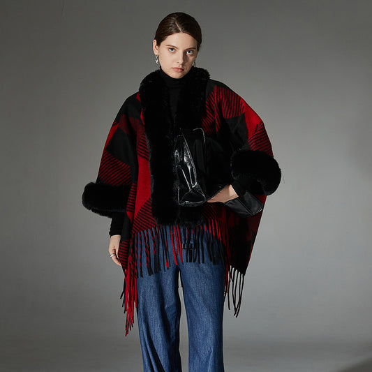 Chal Navideño Rojo con Cuello de Peluche, Diseño Jacquard y Borlas Geométricas - Image 2