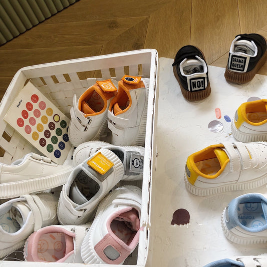 Tenis Blancos Infantiles con Velcro - Image 2