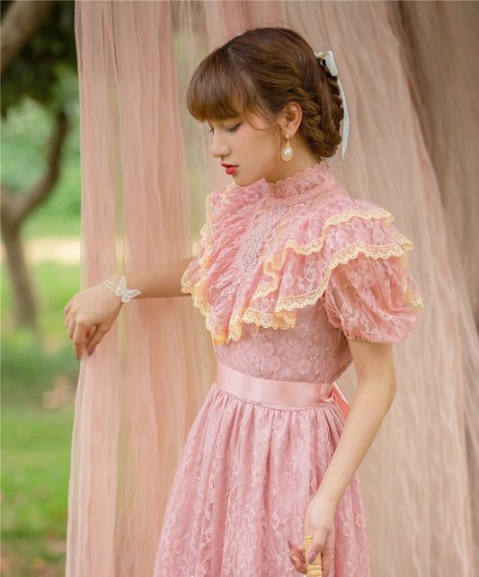 Vestido Vintage de Encaje con Volantes y Manga Corta en Tonos Suaves - Image 2