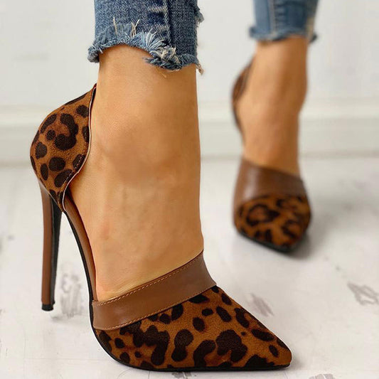 Zapatos Stiletto de Gamuza con Estampado de Leopardo y Diseño Abierto Lateral - Image 2