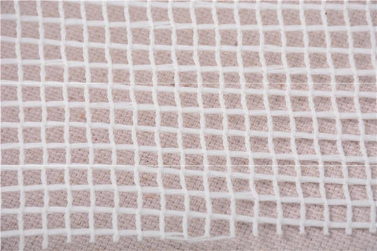 Tapete Tejido Crochet Blanco con Segmentos de Lana Punto de Cruz - Image 2
