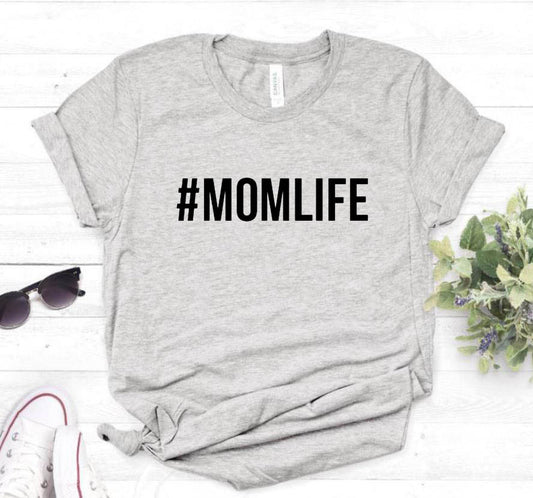 Playera Suelta MOMLIFE con Estampado de Letras y Cuello Redondo - Image 2