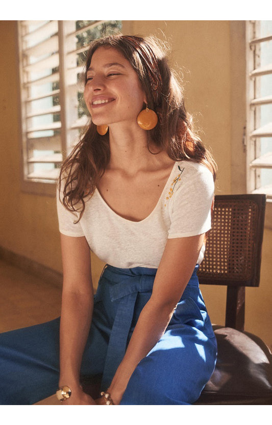 Blusa Elegante de Lino con Espalda Abierta y Bordados Delicados - Image 2
