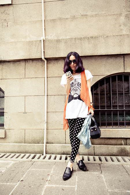Leggings de Seda de Leche con Estampado Coreano de Lunares Blanco y Negro - Image 2