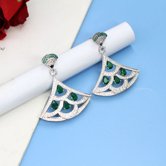 Aretes Abanicos de Circón Verde con Diamantes Chapados en Oro - Image 2