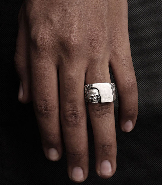 Anillo Pesado con Calavera Tallada - Image 2