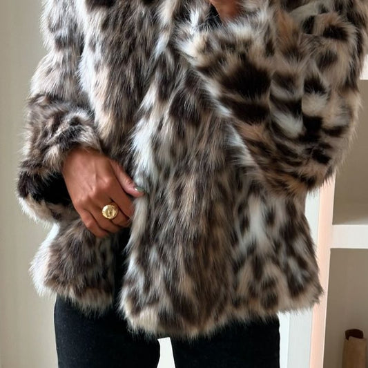Abrigo Corto de Leopardo con Cuello Solapa y Textura Peluda de Lujo - Image 2
