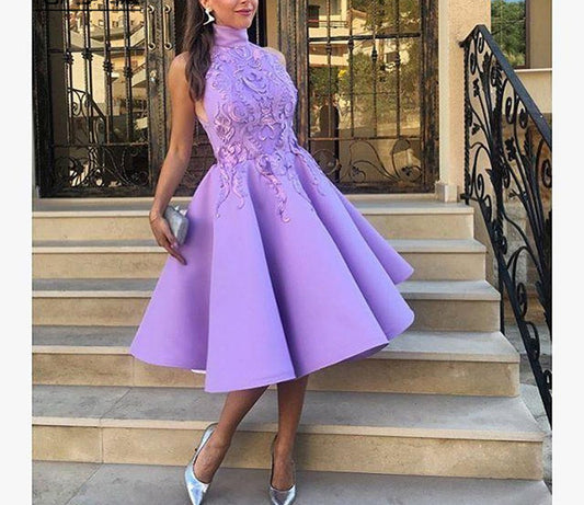 Vestido de Fiesta Morado Cuello Alto sin Mangas Largo a la Rodilla con Apliques - Image 2