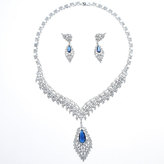 Conjunto de Aretes y Collar con Alas de Circón - Elegancia y Temperamento - Image 2