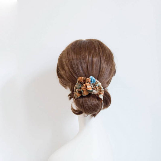 Pañuelo de Seda Estampado Flores de Anacardo Retro Azul con Anillo para el Cabello - Image 2