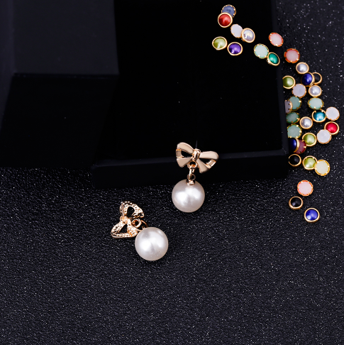 Aretes Elegantes de Corazón con Moño de Circonia y Perla - Image 2