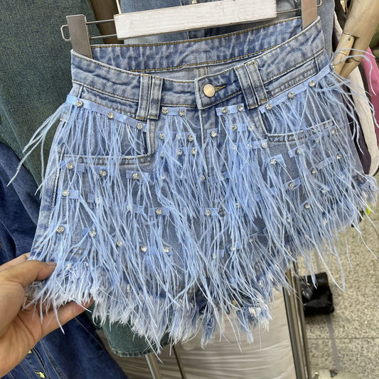 Shorts de Mezclilla con Detalles de Strass y Plumas de Avestruz - Image 2
