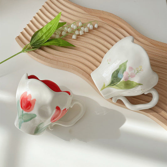 Taza de Agua Artesanal de Cerámica con Flores Tulipán y Lirio del Valle - Image 2