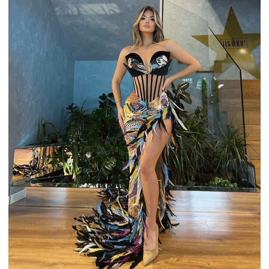 Vestido Tubo con Lentejuelas y Plumas, Escote Alto y Abertura Profunda - Image 2