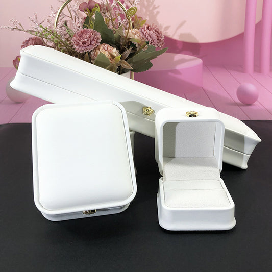Joyero Blanco con Diseño de Corona Ajustable - Image 2