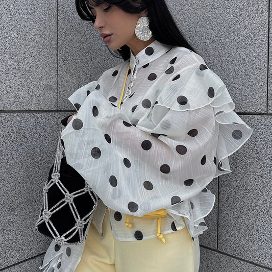Blusa Elegante con Cuello Alto, Encaje y Lunares - Image 2