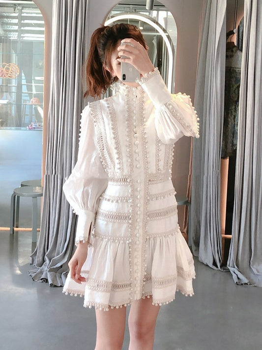 Vestido Corto con Cintura Hueca y Detalles de Encaje Calado - Image 2