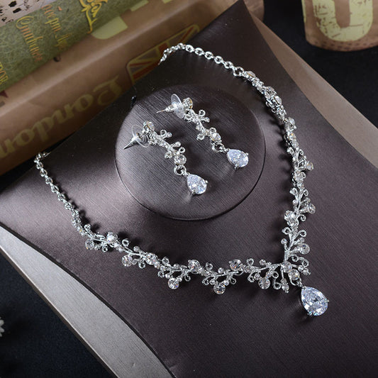 Conjunto de Joyas Nupciales Coreanas con Cristales - Tiara, Aretes y Collar - Image 2