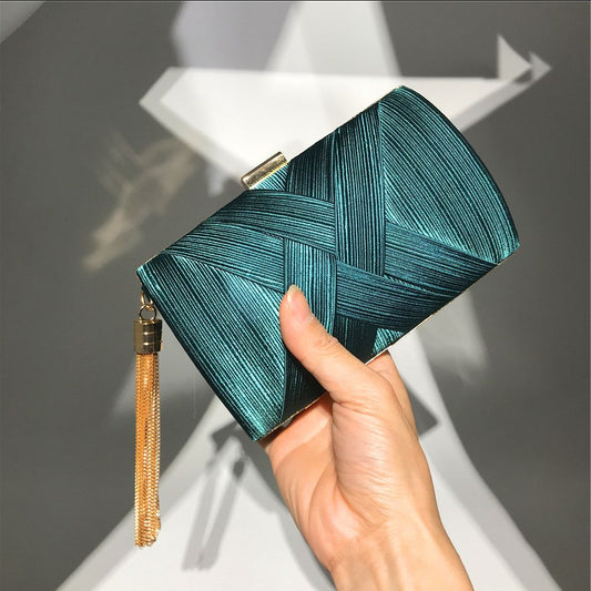 Bolso de Noche Elegante con Cierre Diamante Trenzado y Flecos Metálicos - Image 2