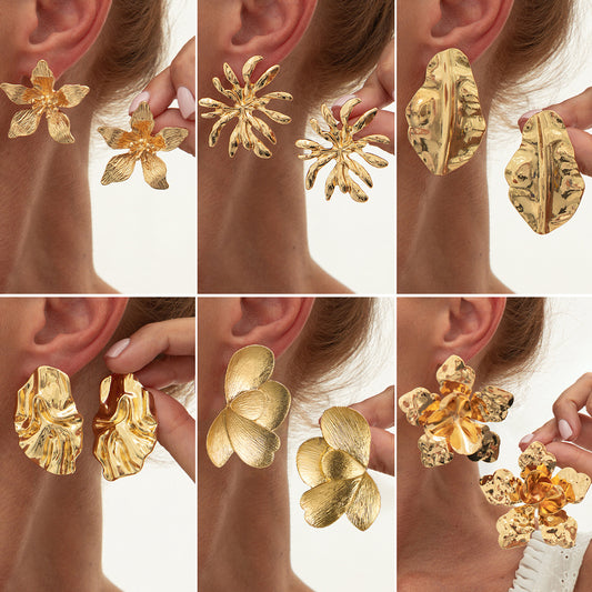 Aretes de Flor Plisada en Metal Líquido - Image 2