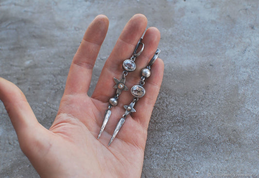 Aretes Colgantes Geométricos Plateados con Cristales de Imitación - Image 2