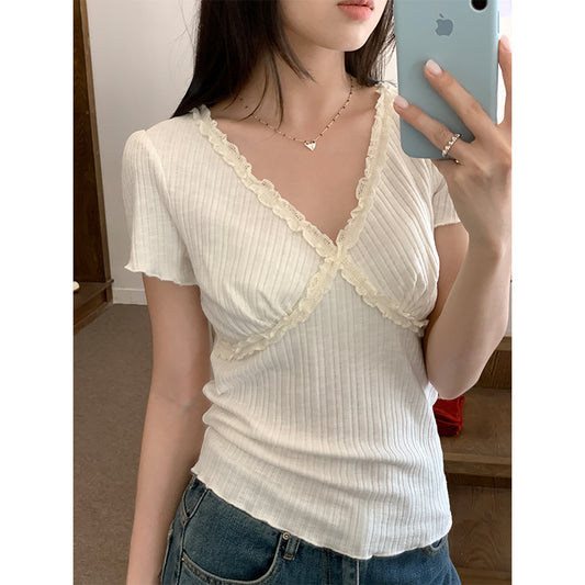 Blusa Crop Top Ajustada con Encaje y Cuello en V - Image 2