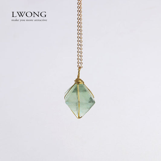 Collar Colgante Octaedro de Fluorita Verde con Alambre Dorado - Joya de Piedra Natural para Chakra y Sanación - Image 2