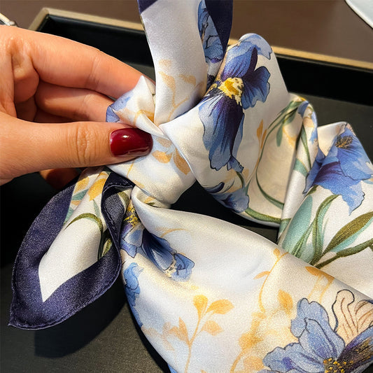 Pañuelo de Seda Cuadrado Pequeño para Mujer - Ligero y Versátil - Image 2