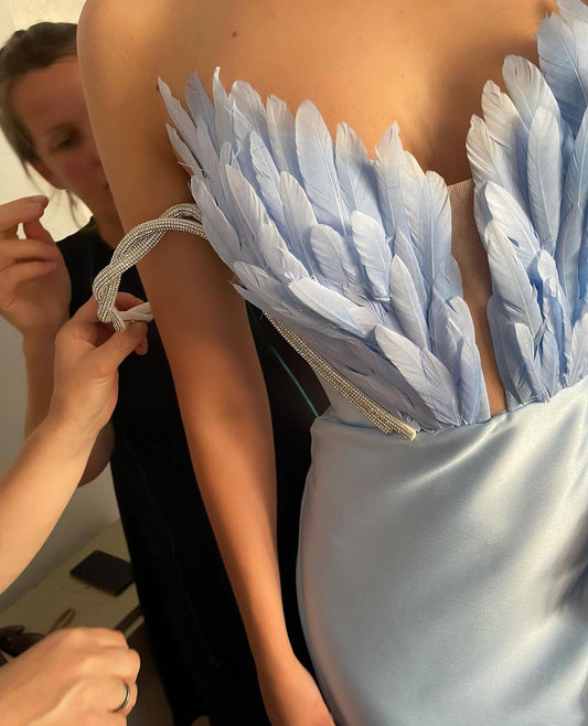 Vestido de Gala con Plumas y Cola Barrida - Image 2