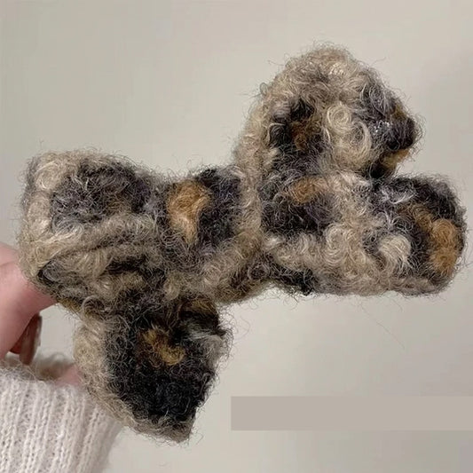 Clip Tiburón de Felpa Leopardo con Moño para Recogido Elegante - Image 2