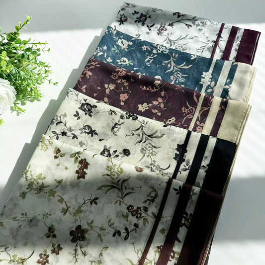 Pañuelo Estampado con Flores Pequeñas - Diseño Clásico - Image 2