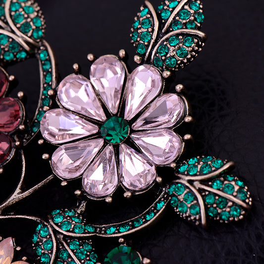 Broche Vintage Floral con Cristales de Imitación - Diseño Dorado y Verde - Image 2