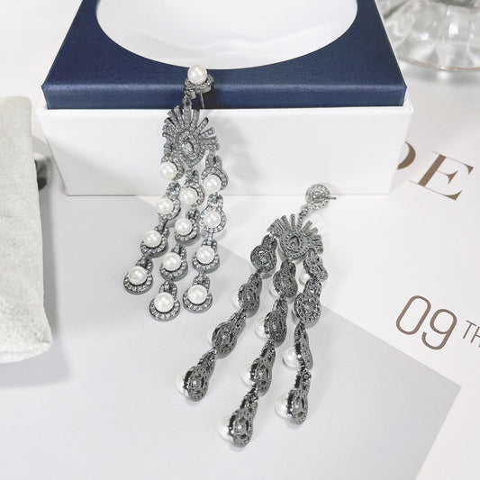 Aretes Colgantes de Circón con Detalle de Flecos Perlados - Image 2