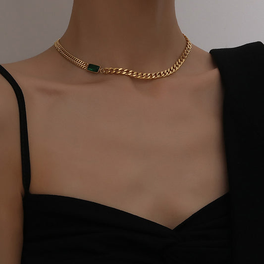 Collar Multicapa Dorado con Diamantes Verdes - Image 2