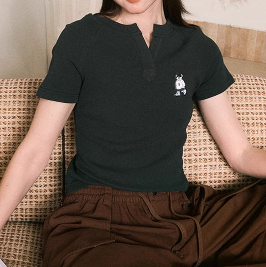 Camiseta Entallada Cuello V para Mujer - Diseño Minimalista - Image 2