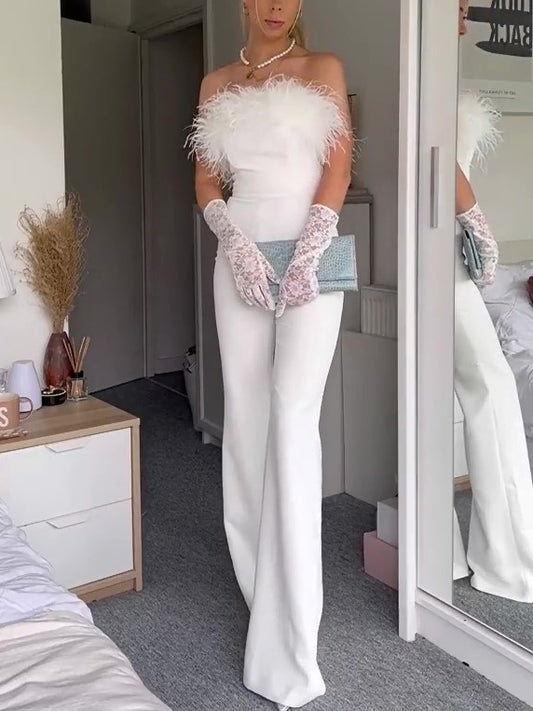 Jumpsuit Blanco Elegante con Hombros Descubiertos y Detalles en Plumas - Image 2