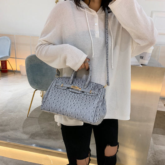 Bolso de Mano con Patrón de Avestruz - Image 2