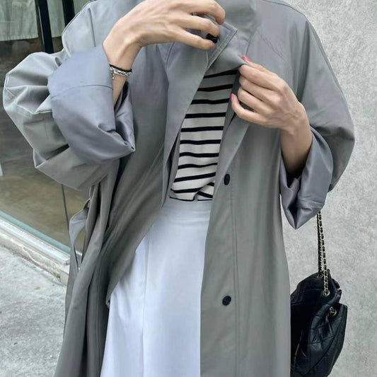 Gabardina Larga de Cuello Alto con Diseño Versátil y Elegancia Contemporánea - Image 2