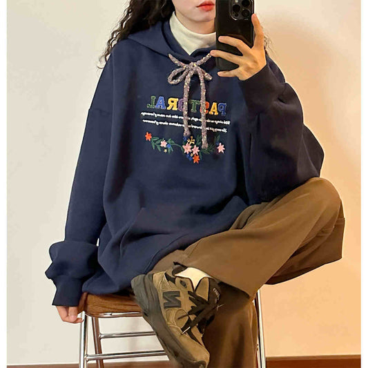 Sudadera con Capucha y Bordados Elegantes para Mujer - Image 2