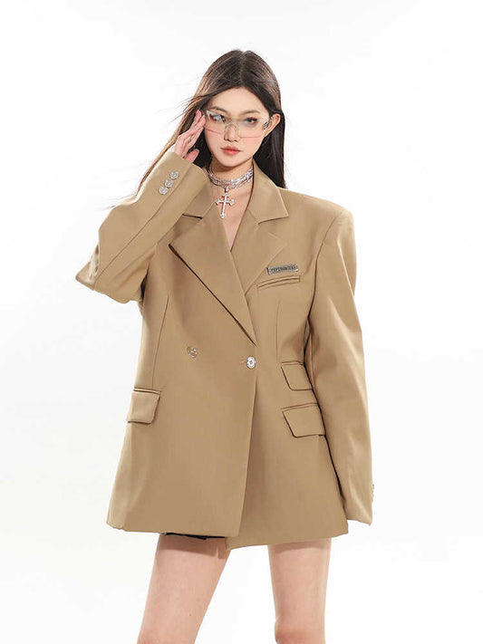 Blazer Ejecutivo Minimalista con Etiqueta Metálica - Image 2