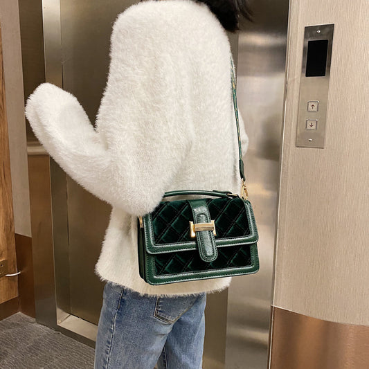 Bolso Bandolera Cuadrado Pequeño con Correa de Terciopelo Ancho - Image 2