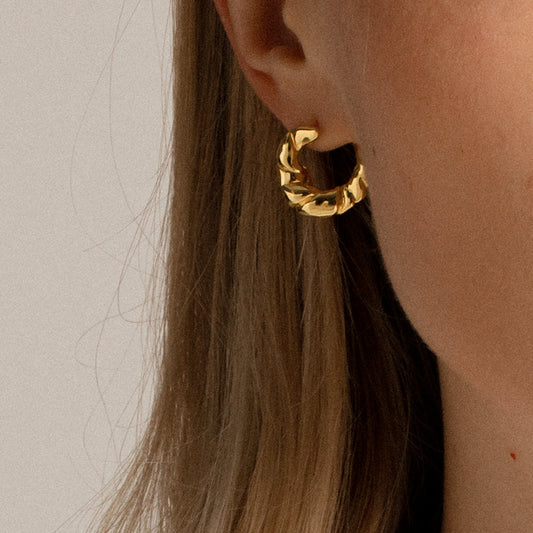 Aretes Croissant Bebé con Patrón Twist Irregular - Image 2