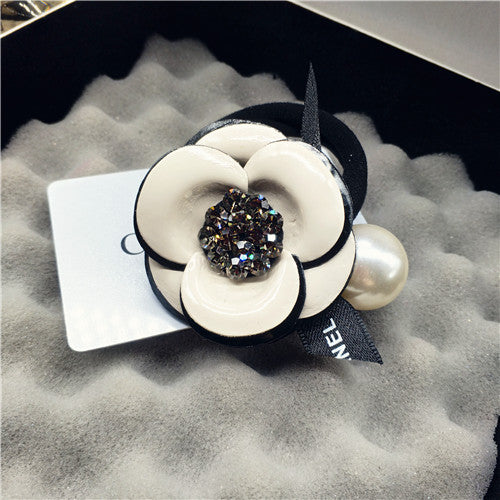 Adorno Camellia con Perlas y Cristales Brillantes - Image 2