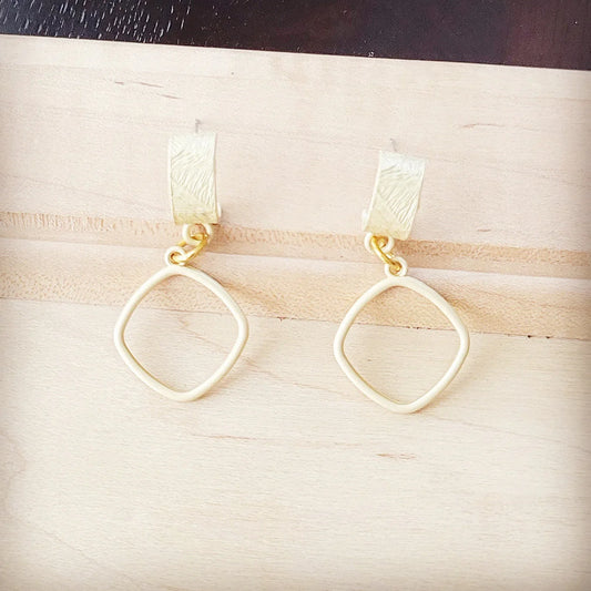 **Matte Gold Cuff Earring w/ Square Dangle 200k