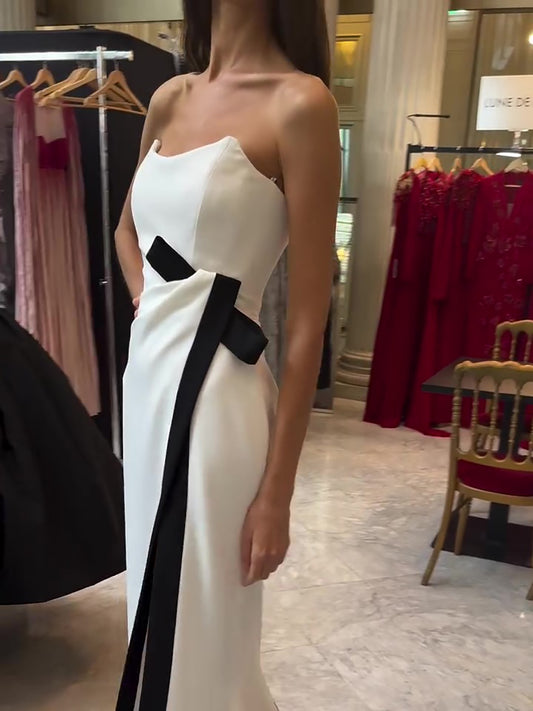 Vestido Negro y Blanco con Abertura Elegante sin Tirantes - Image 2