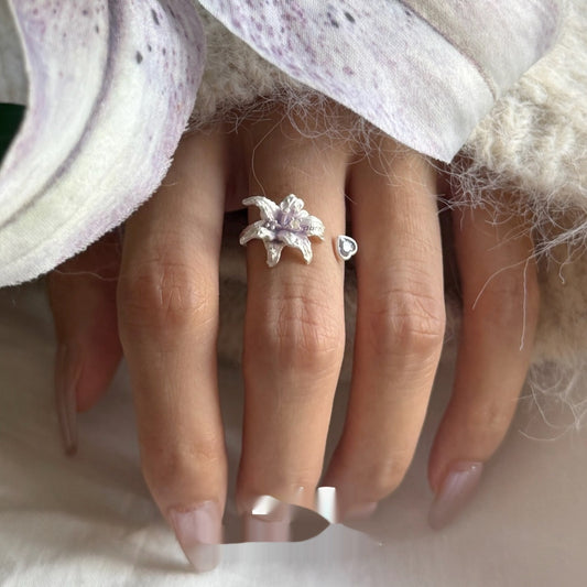 Anillo Ajustable de Plata con Flor Abierta Estilo Chino - Image 2