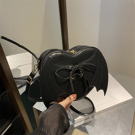 Bolso Bandolera con Diseño de Alas de Murciélago y Corazón - Image 2