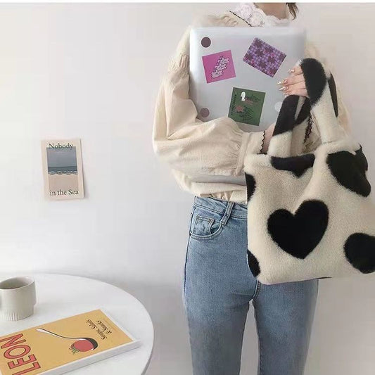 Bolso Peludo de Invierno con Diseño de Corazón Negro - Image 2